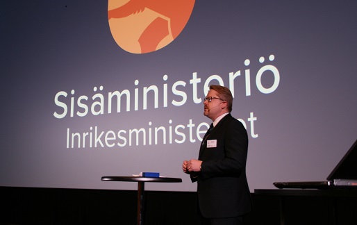 Sisäministeriön kansliapäällikkö Ilkka Salmi puhumassa.