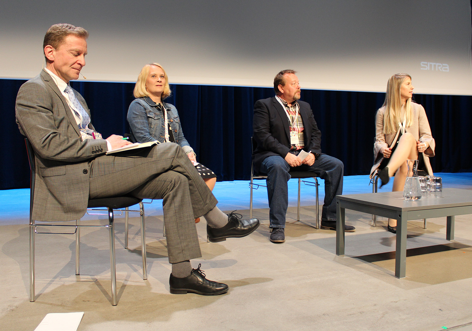 Keskustelemassa demokratiasta, luottamuksesta ja turvallisuudesta Harri Martikainen (vas.), Petra Bärlund-Hämäläinen, Jukka Kasikainen sekä Elina Eerola.