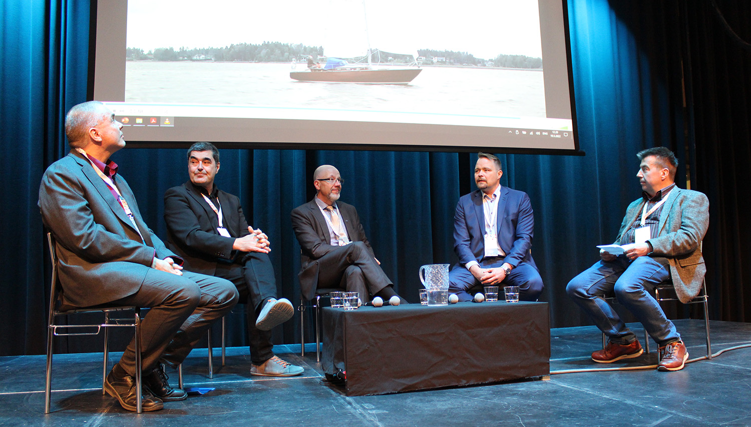 Rikollisuudesta keskustelemassa Toni Uusikivi (vas.), Christer Ahlgren, Markku Rajamäki, Teemu Saukonniemi ja keskustelun vetäjä Mika Junninen.