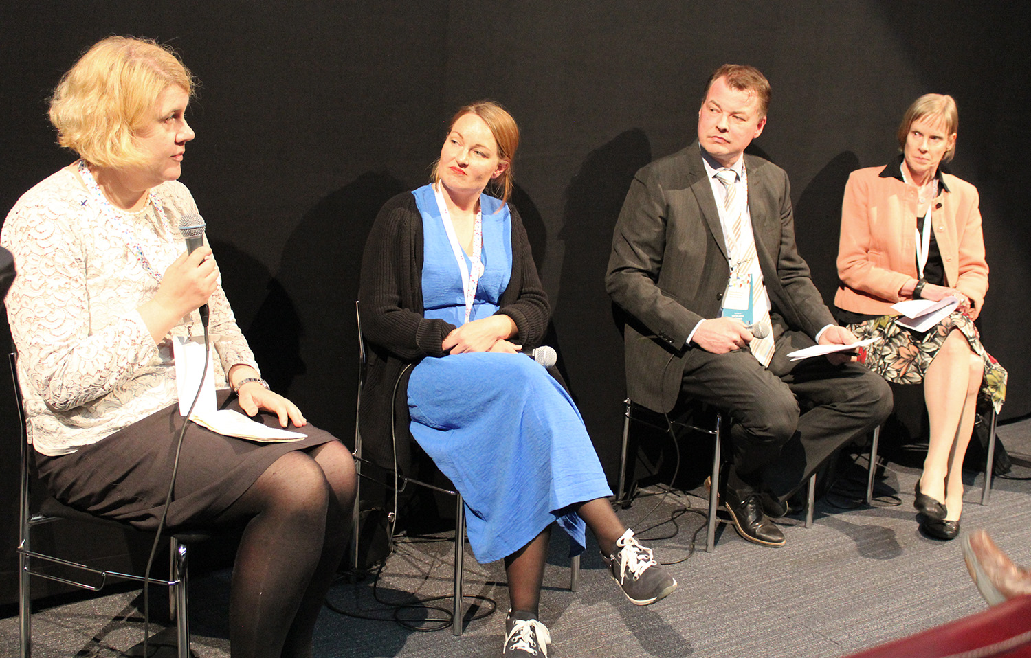 Maria Mekri (vas.) johdatteli keskustelijoita Ukrainan-sotaan liittyviin aiheisiin. Mukana keskustelemassa Katja Mannerström (toinen vasemmalta), Tuomas Pöyhönen ja Terhi Aaltonen.