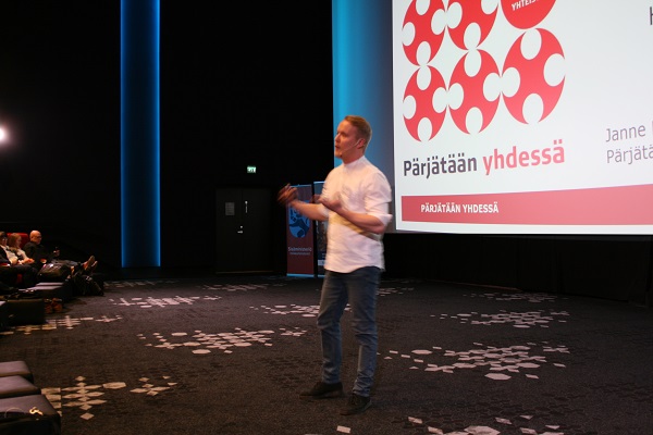 Projektisuunnittelija Janne Leskinen SPR:stä puhumassa seminaarissa