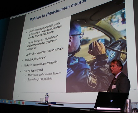 Poliisipäällikkö Tomi Vuori puhumassa seminaarissa