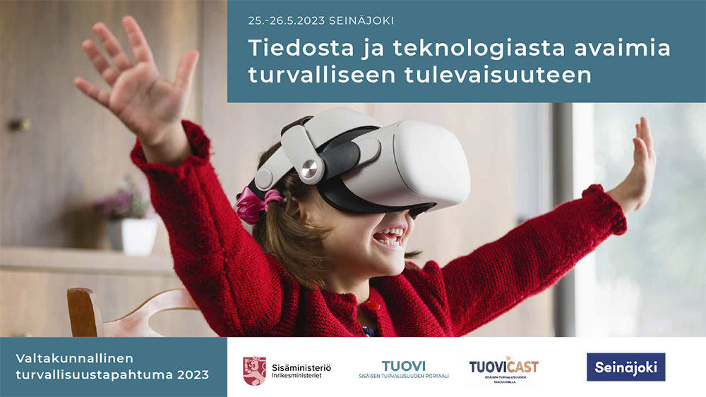 Pikku-tyttö virtuaalilasit päässä nauraa kädety pystyssä.