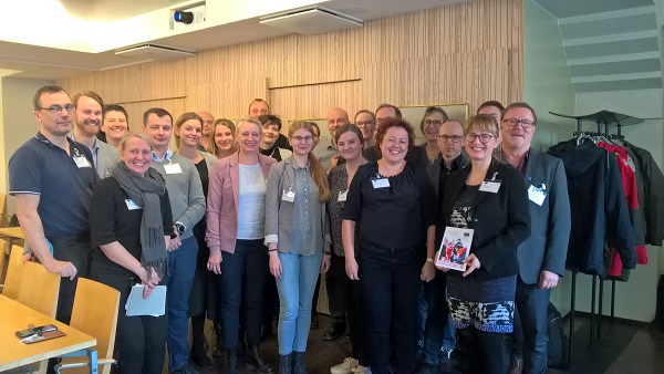 Seitsemää Itämeren alueen Punaisen Ristin kansallista yhdistystä edustava BALTPREP-tiimi Helsingissä hankkeen avaustilaisuudessa 26.3.2019. Viranomaiskumppanit Suomessa ovat sisäministeriö, sosiaali- ja terveysministeriö, Vantaan sosiaali- ja kriisikeskus sekä Rajavartiolaitos. Hanketta rahoittaa Euroopan komission humanitaarisen avun ja pelastuspalvelun pääosasto ECHO. (Kuva Ilona Hatakka, SPR) Seitsemää Itämeren alueen Punaisen Ristin kansallista yhdistystä edustava BALTPREP-tiimi Helsingissä hankkeen avaustilaisuudessa 26.3.2019. Viranomaiskumppanit Suomessa ovat sisäministeriö, sosiaali- ja terveysministeriö, Vantaan sosiaali- ja kriisikeskus sekä Rajavartiolaitos. Hanketta rahoittaa Euroopan komission humanitaarisen avun ja pelastuspalvelun pääosasto ECHO. (Kuva Ilona Hatakka, SPR)