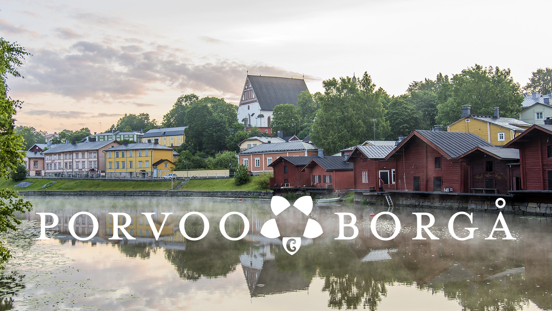Jokimaisema Porvoosta ja joen rannan aitoista, logo keskellä.