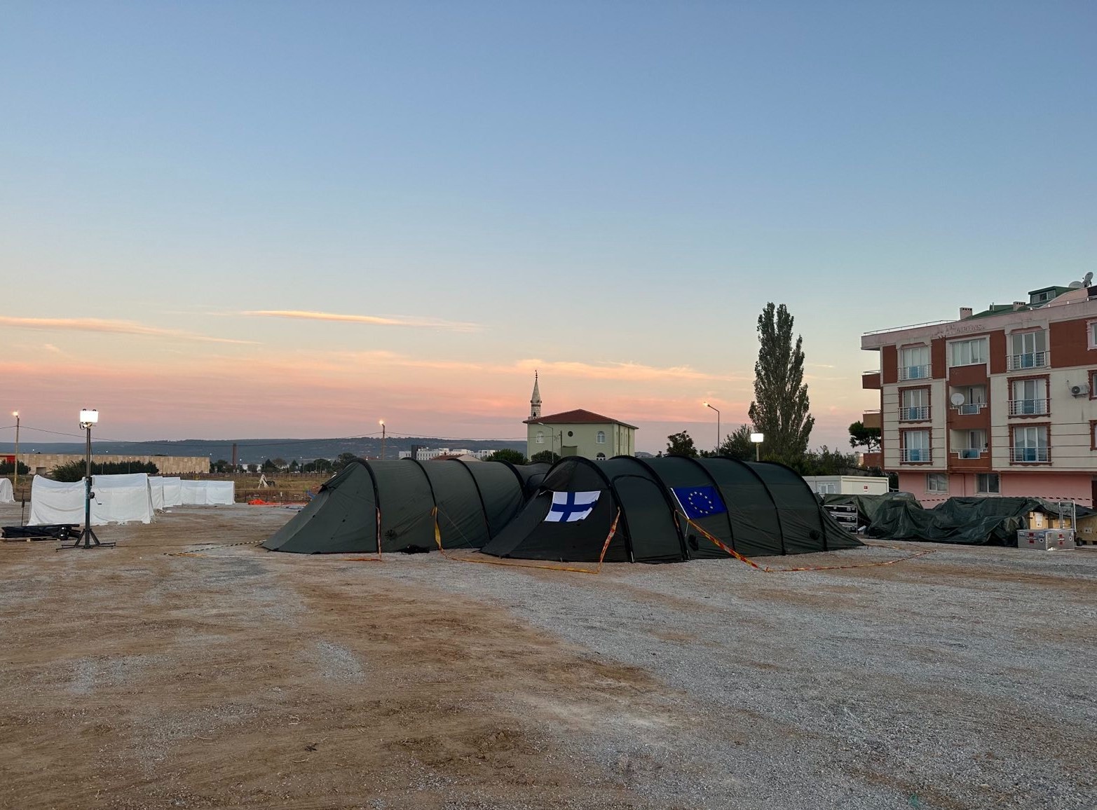 Suomalaisten pelastajien teltta kentällä.