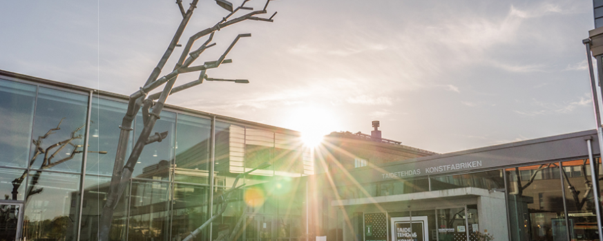 Porvoon Taidetehdas, aurinko paistaa rakennuksen takaa.